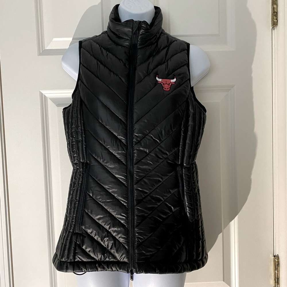 Womens Chicago Bulls packable puffer vest. NWT. Very warm!